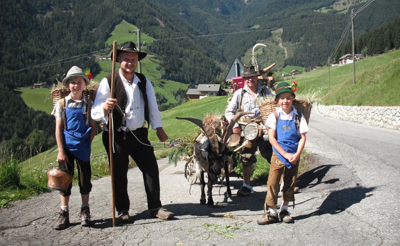Eine Familie beim Almabtrieb